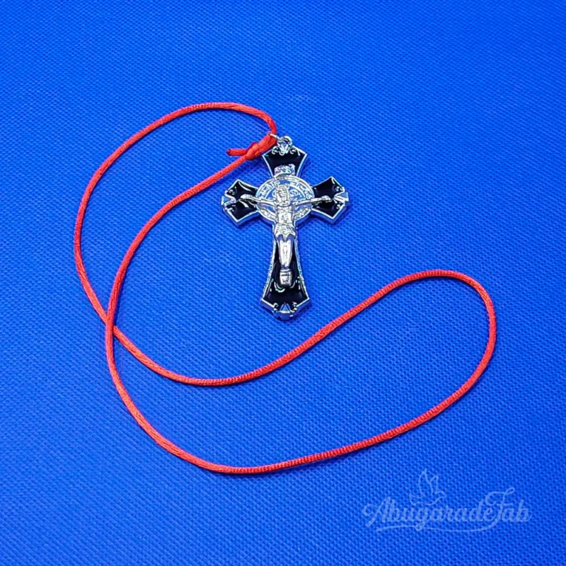 Cruz de metal negro