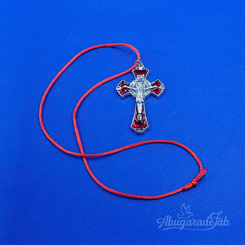 Cruz de metal rojo