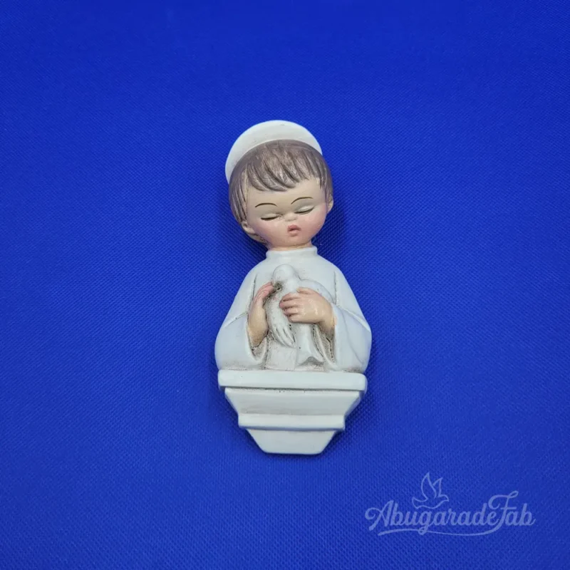 Figura de niño con paloma en yeso