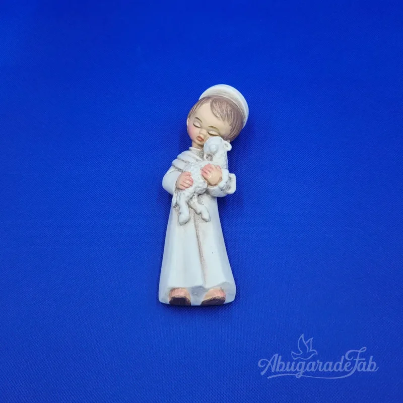 Figura de niño con oveja en yeso