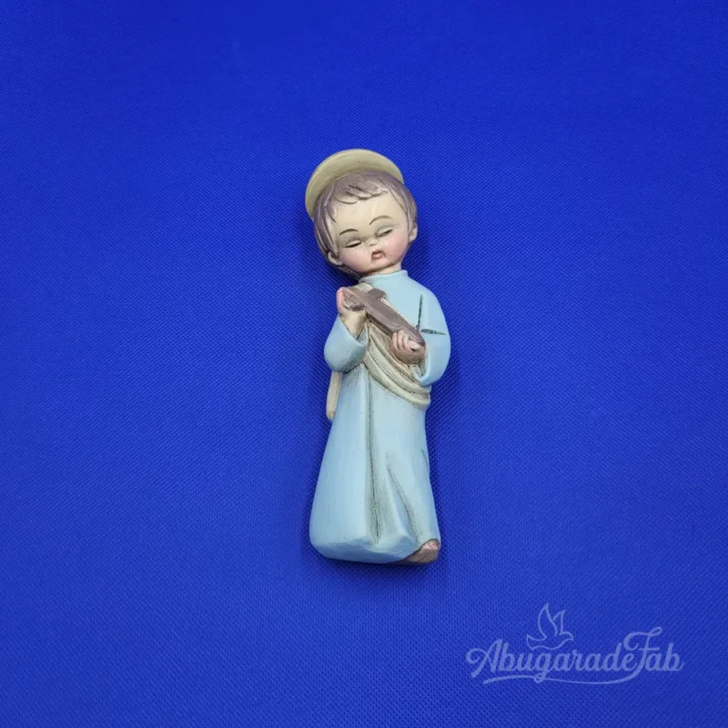 Figura de yeso de niño con cruz