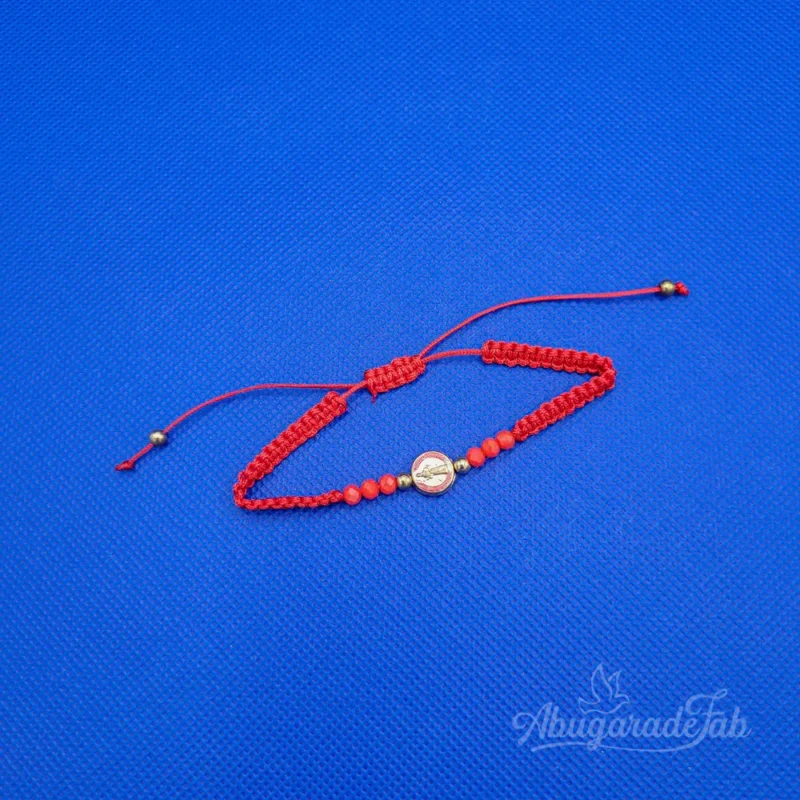 Pulsera con medalla dorada