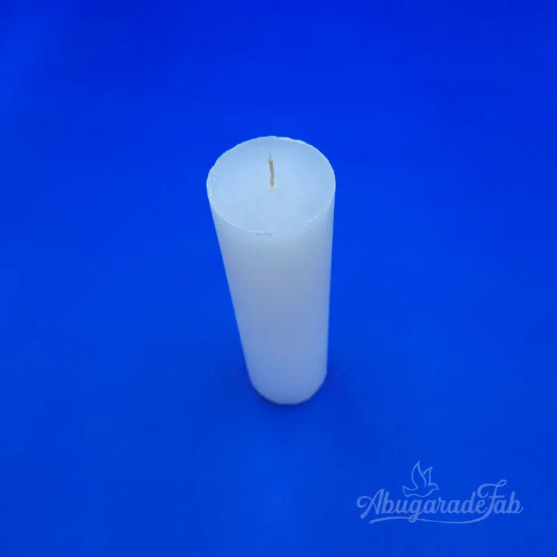 Vela gruesa blanca utilizada para ceremonias de primera comunión
